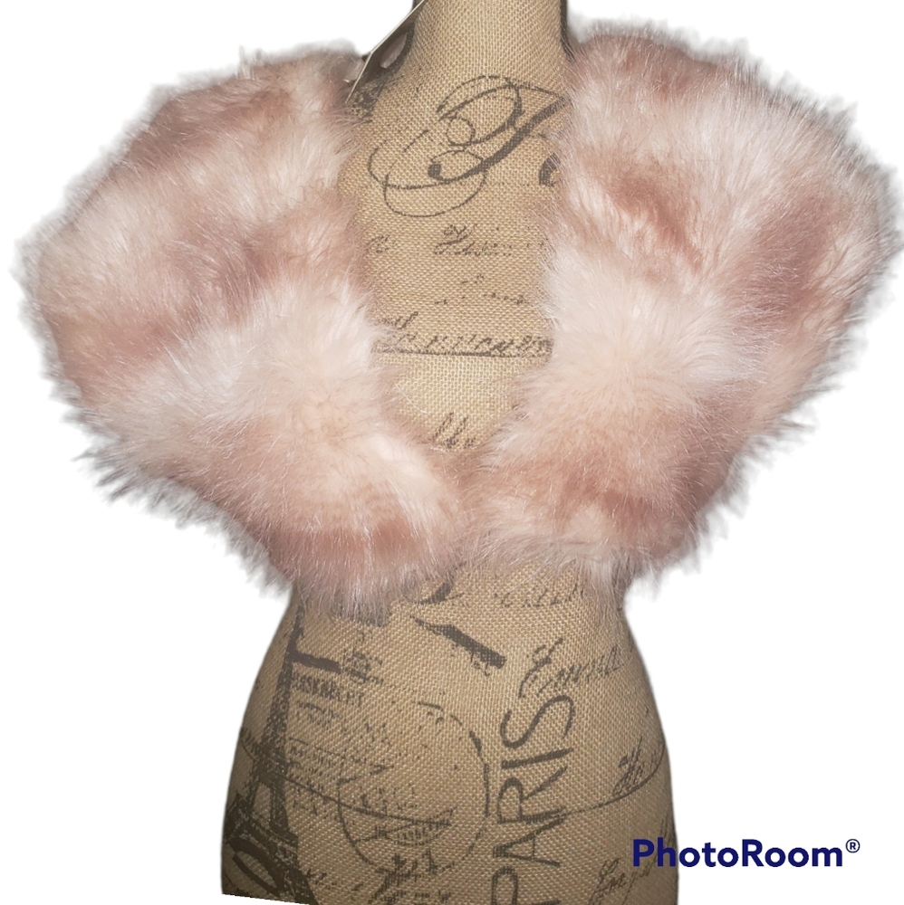 💥SOLD💥Plush Pink Fur Wrap